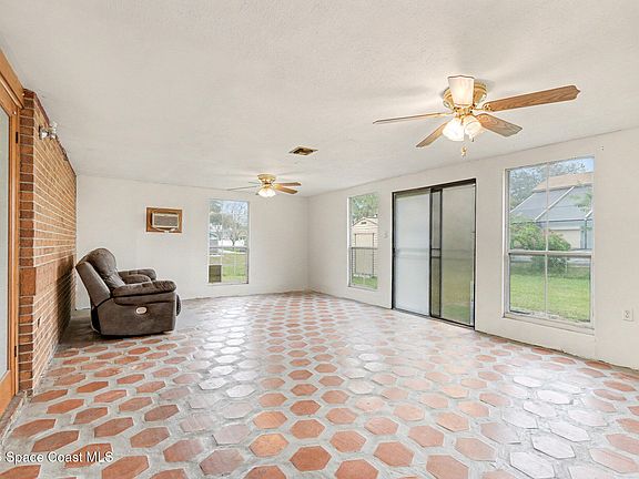 4th image of 1285 Karlovy Ave NW