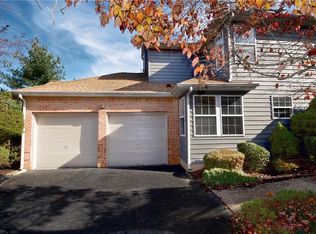 25 Fairway Blvd, Monroe Township, NJ 08831