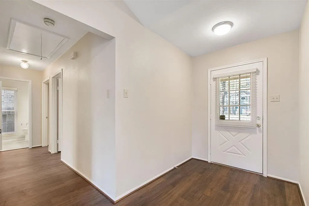 3 bed, 2.0 bath, 1623 sqft, $2,100 — Photo 3