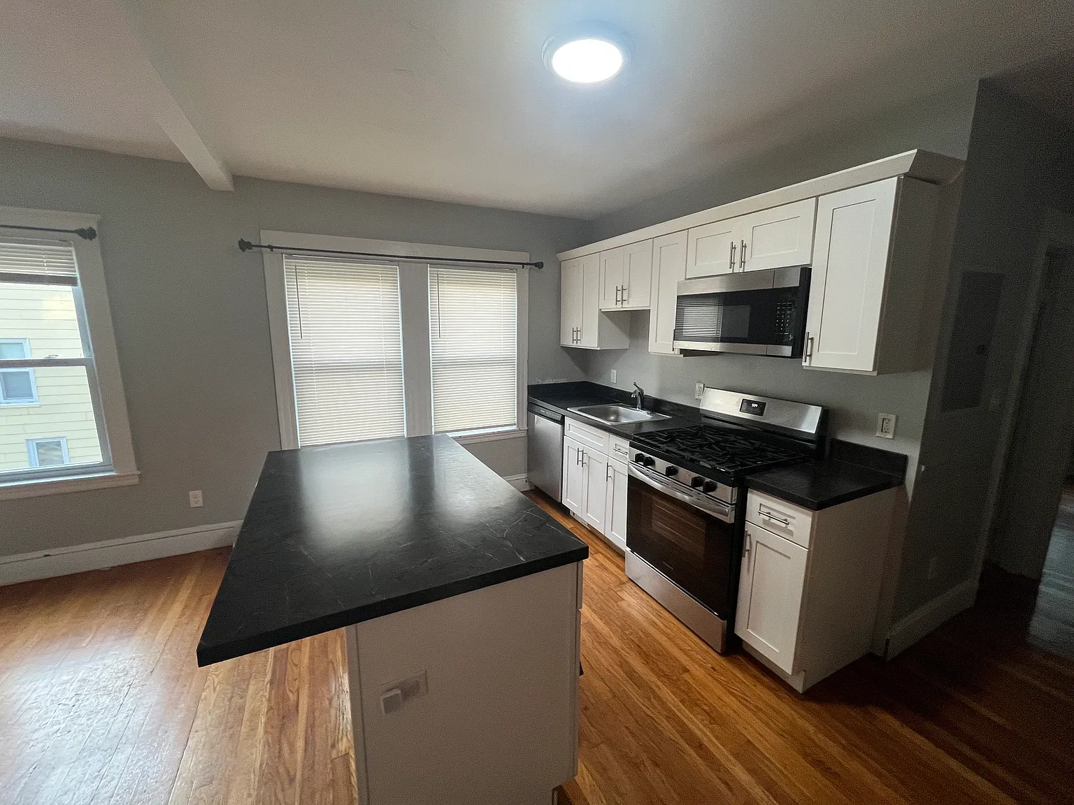 2 bed, 800 sqft, $2,800 — Photo 1