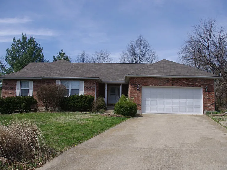 905 Hampton Ct — Photo 1