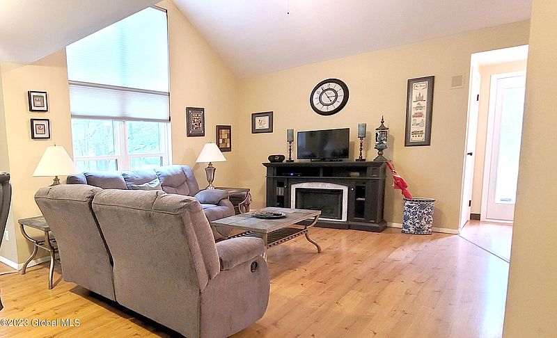 4th image of 62 Meadow Rue Place Place