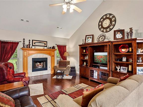 3rd image of 832 Butterfield Ave
