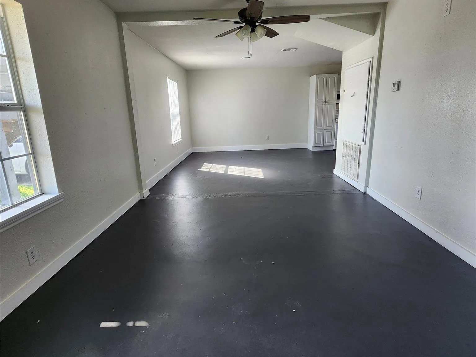 3 bed, 1.0 bath, 984 sqft, $1,300 — Photo 2
