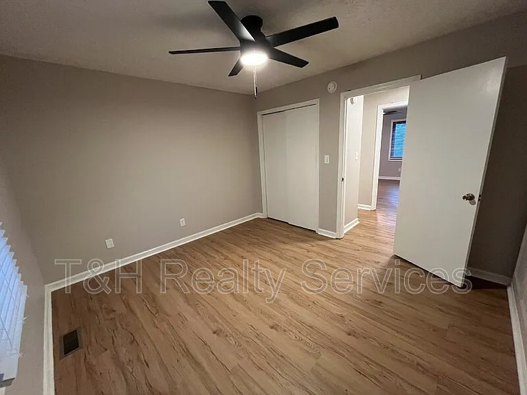 233 Boulder Ct — Photo 12
