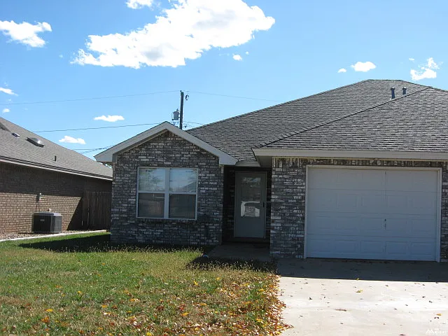 3 bed, 1553 sqft, $1,450 — Photo 2