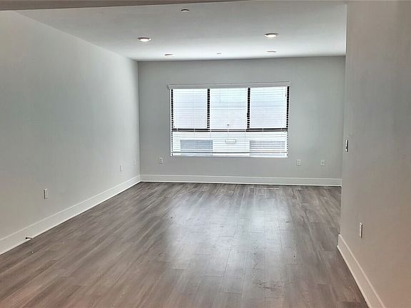 3rd image of 5030 Rosewood Ave #305