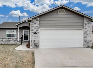417 Kisiwa Village Rd, Hutchinson, KS 67502