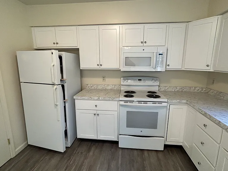 245 Mercer Ave #A — Photo 2
