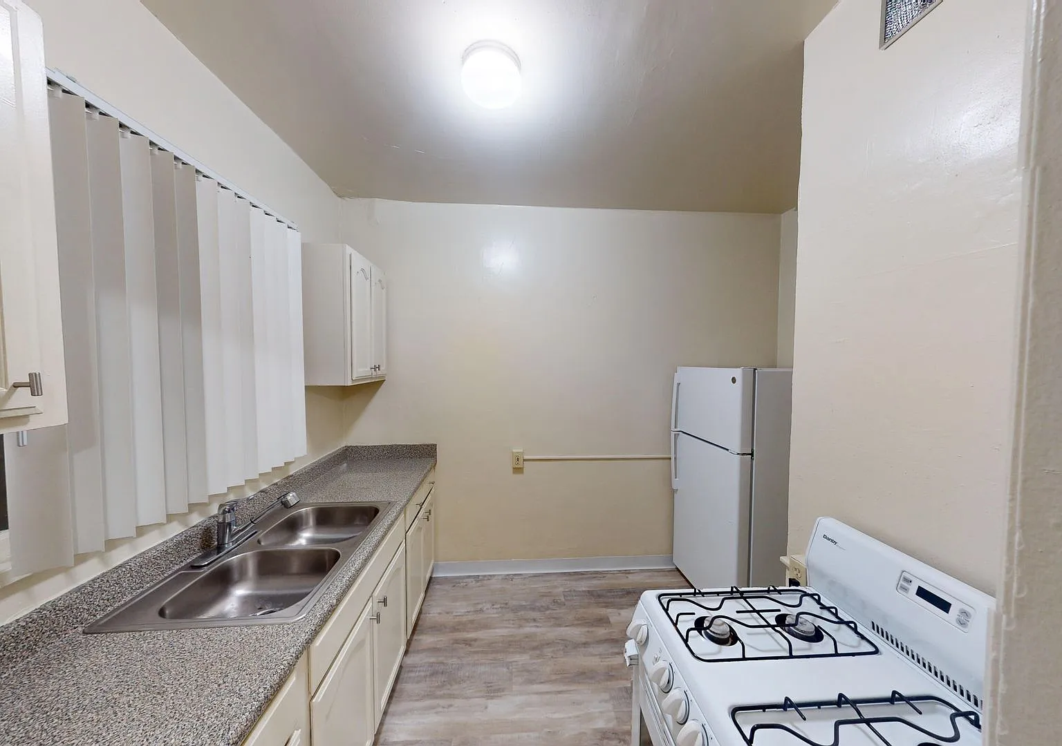 2532 DALY STREET — Photo 3