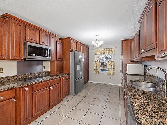 4th image of 308 Heatherway St