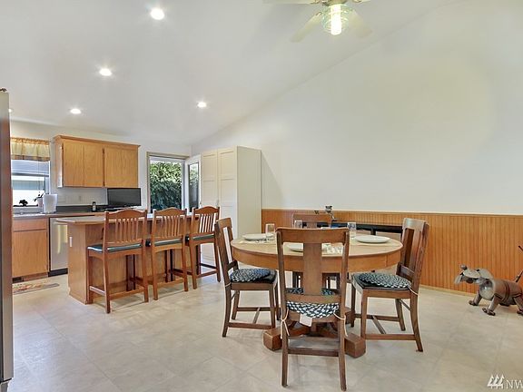4th image of 207 100th Street Ct E