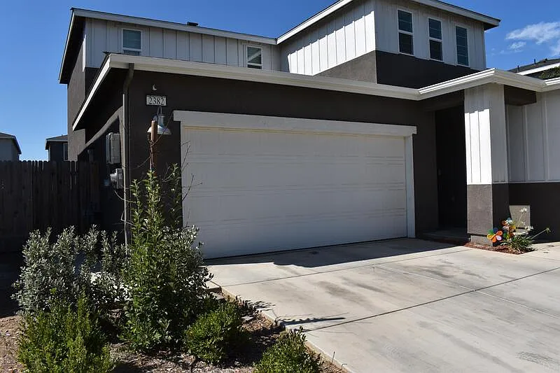 4 bed, 3.0 bath, 2102 sqft, $2,400 — Photo 2