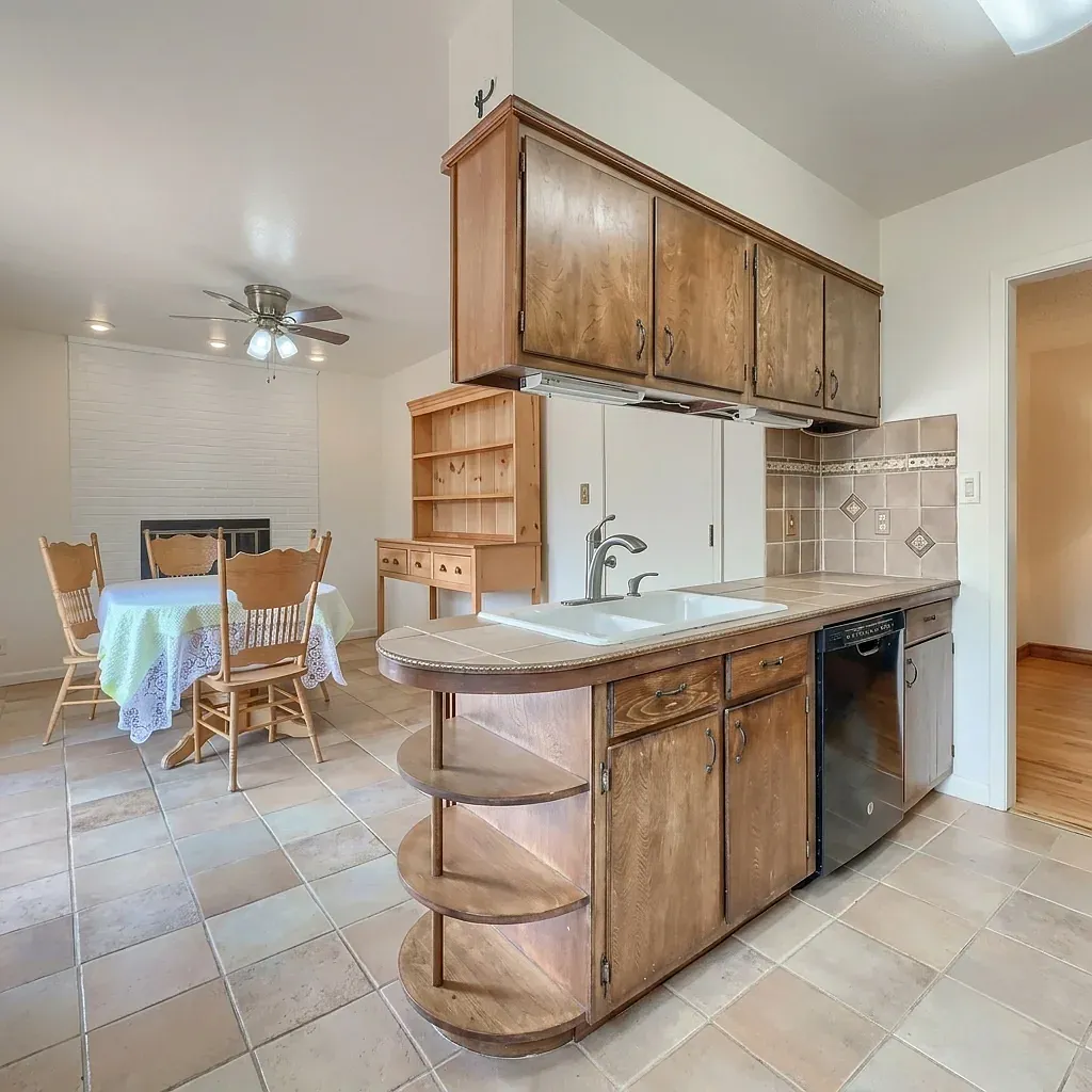 4 bed, 2370 sqft, $775 — Photo 4