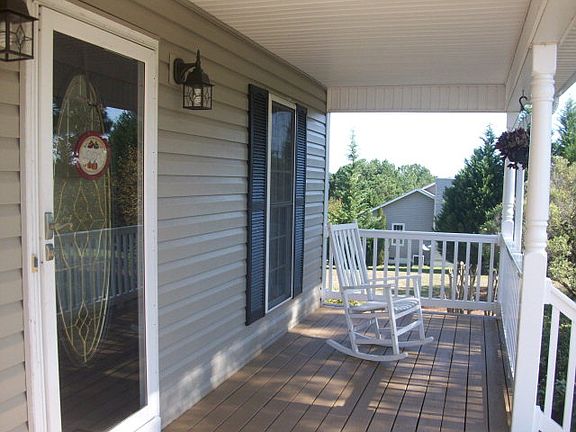 3rd image of 107 N Pond Ct