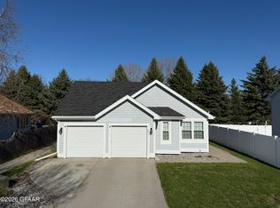 2421 Glen Cir, Grand Forks, ND 58201