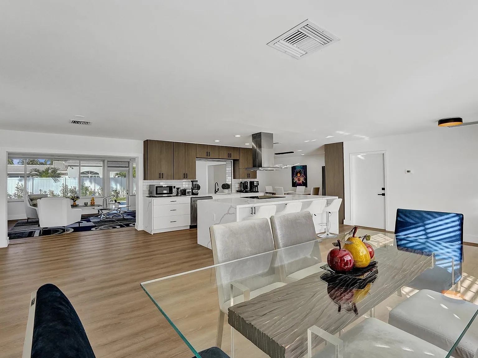 4 bed, 2.0 bath, 2214 sqft, $7,300 — Photo 2