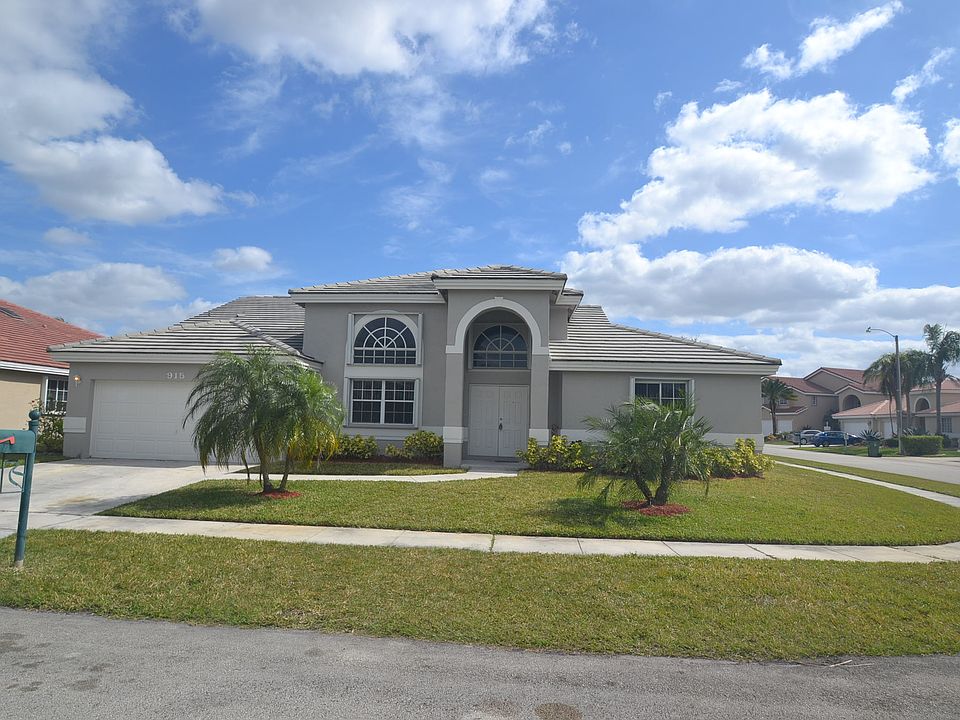 1st image of 915 NW 197th Ter