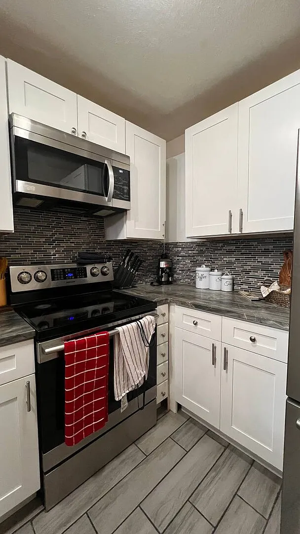Cozy 1BR Haven Pool View & Gated — Photo 2