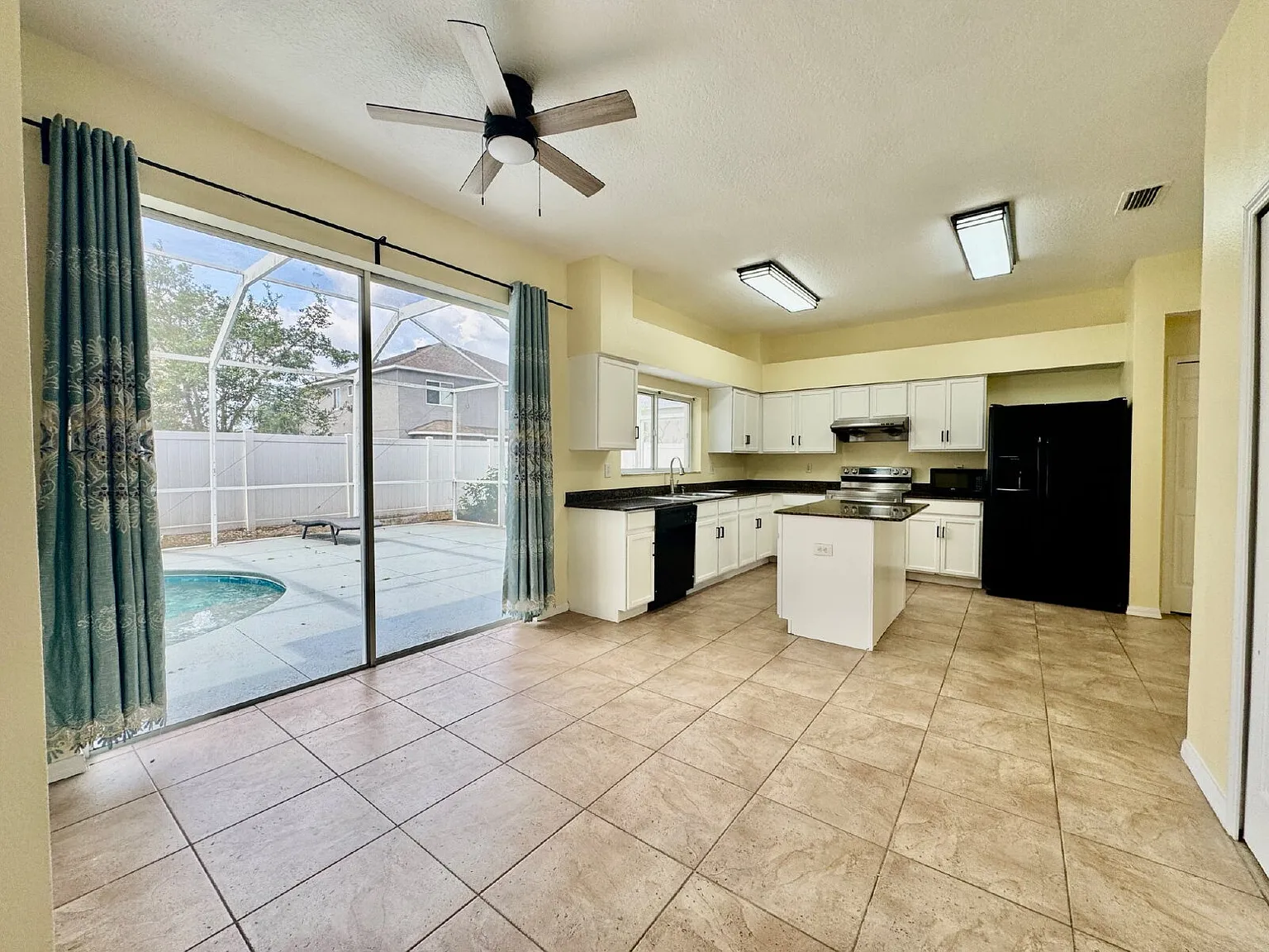 4 bed, 2.5 bath, 3300 sqft, $2,800 — Photo 4