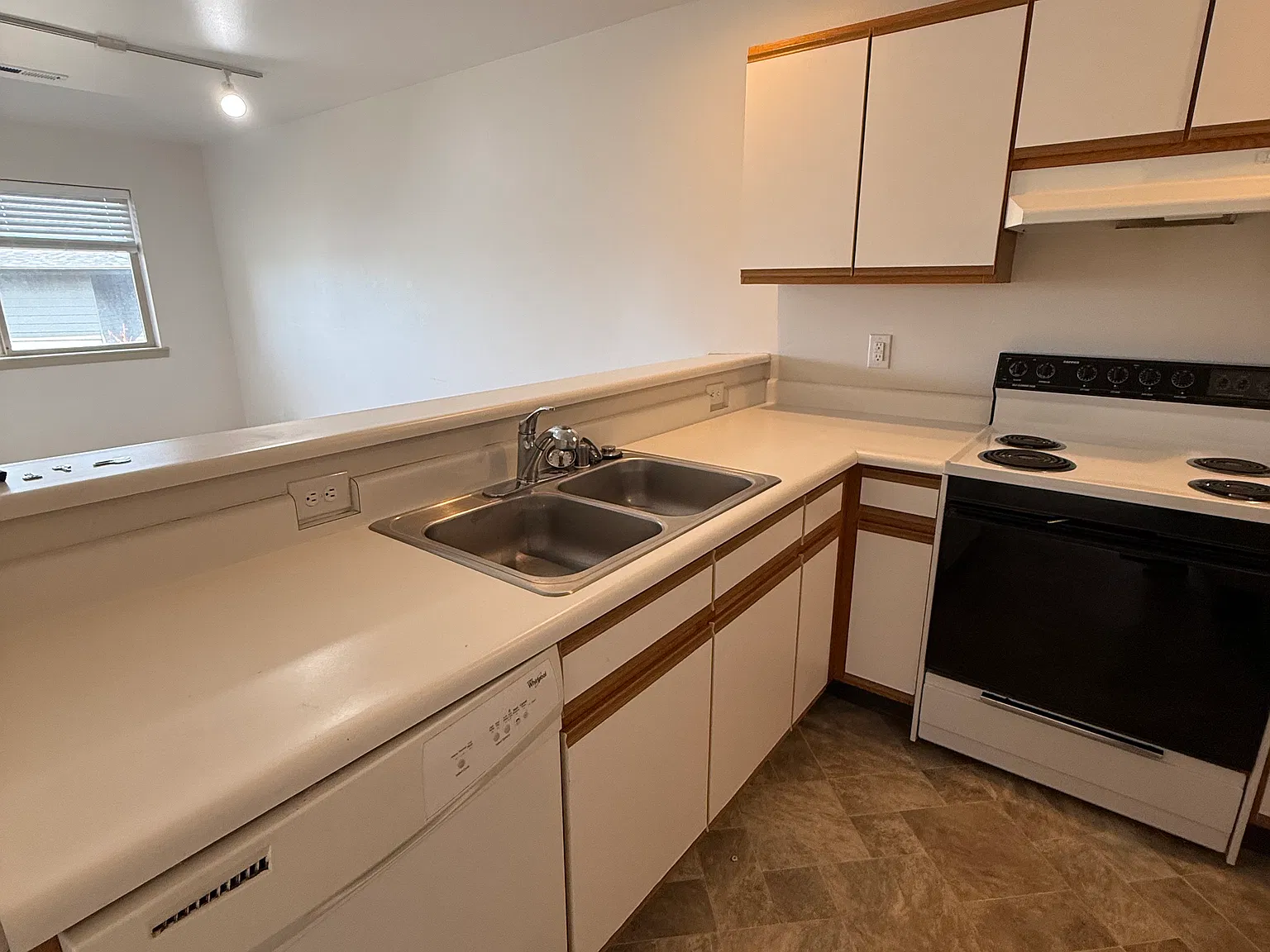 3 bed, 1000 sqft, $2,275 — Photo 4