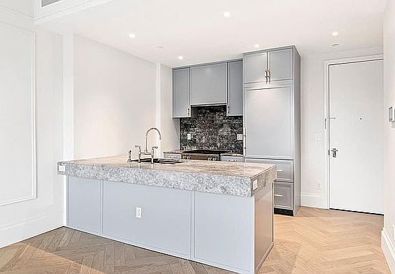 3rd image of 250 E 21st St #5C