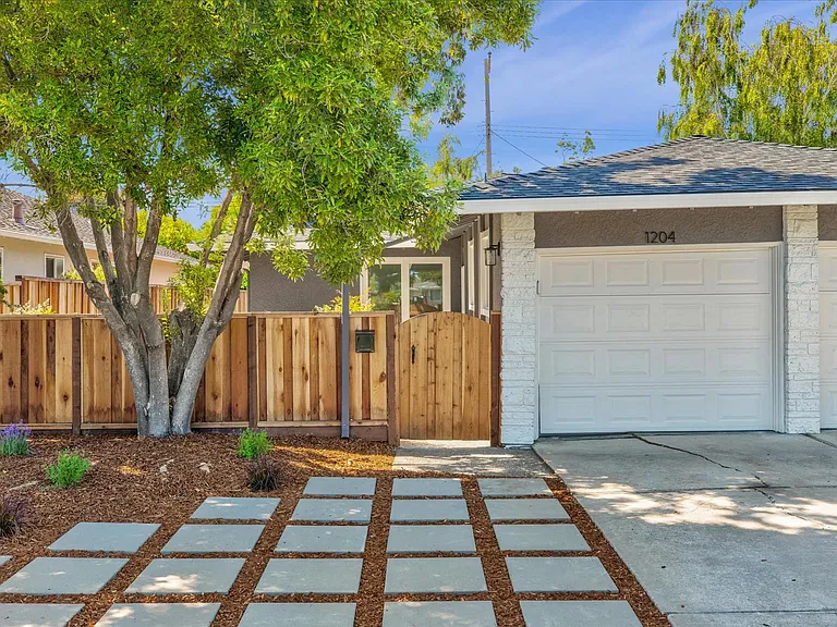1204 Manchester Dr — Photo 3