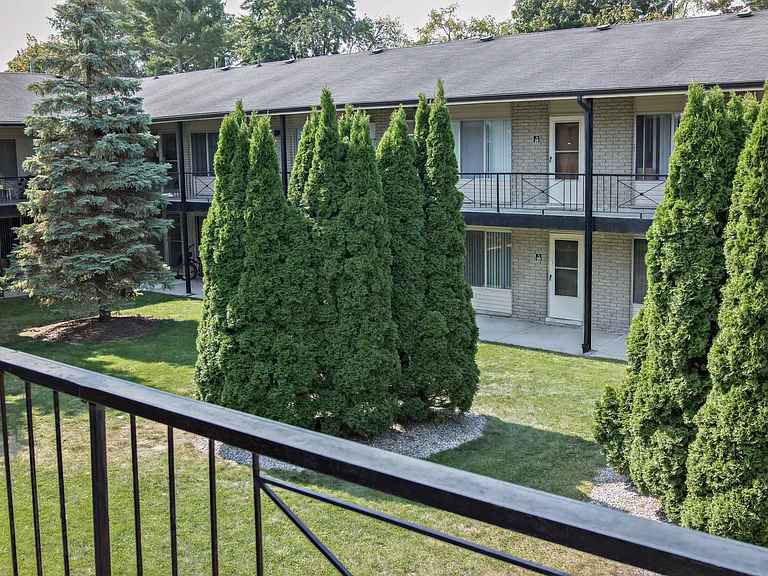 Silver Pines Apartments — Photo 11