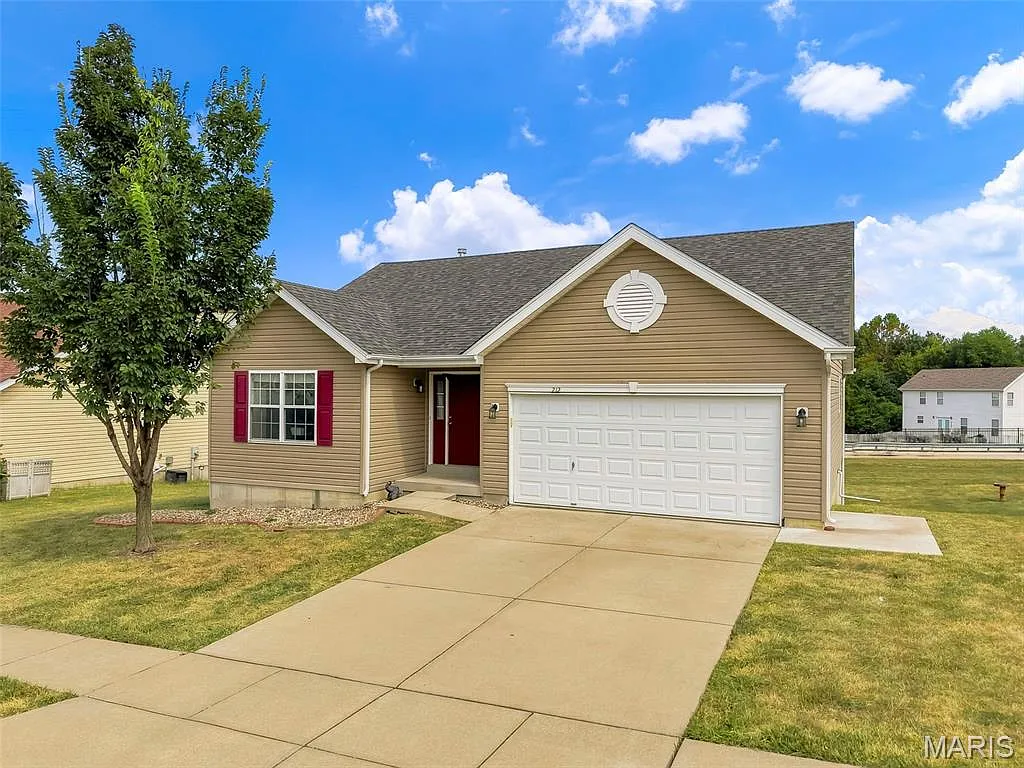 3 bed, 2.0 bath, 1400 sqft, $2,350 — Photo 2