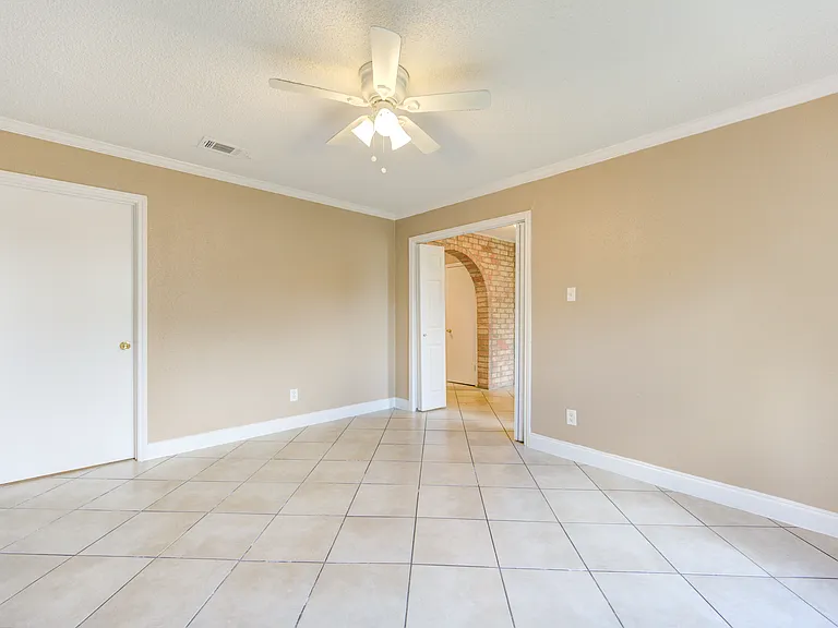 2427 Ridgemont Dr — Photo 11