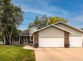 621 Munich Dr, Bismarck, ND 58504
