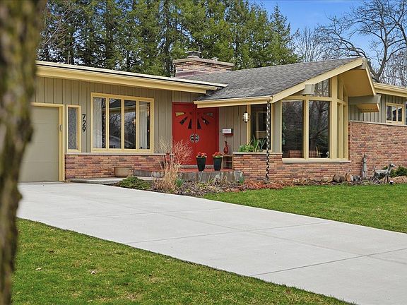 3rd image of 729 Dearholt Road