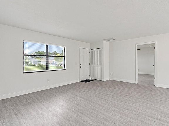 5th image of 1089 SW Janar Avenue