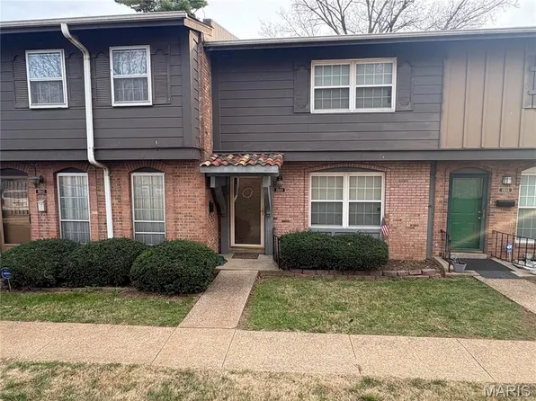 8844 Santa Bella Dr, Hazelwood, MO 63042