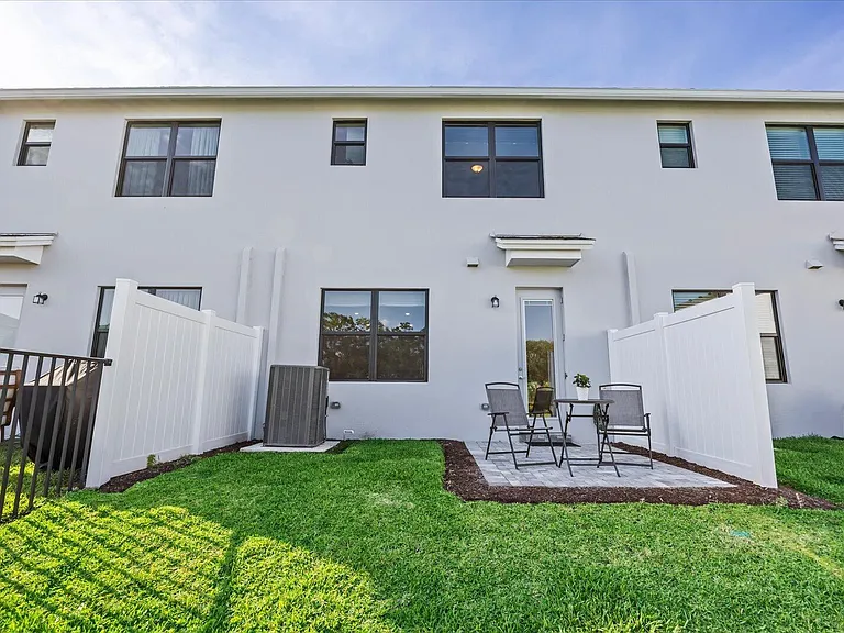276 SW Sally Way — Photo 35