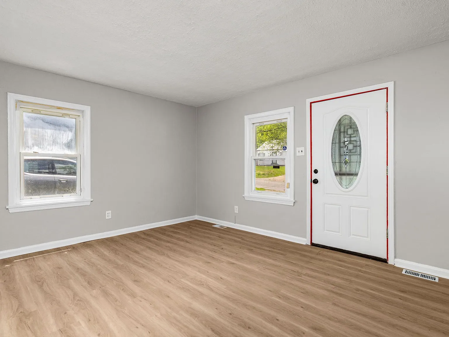 3 bed, 1.0 bath, 1294 sqft, $1,350 — Photo 3