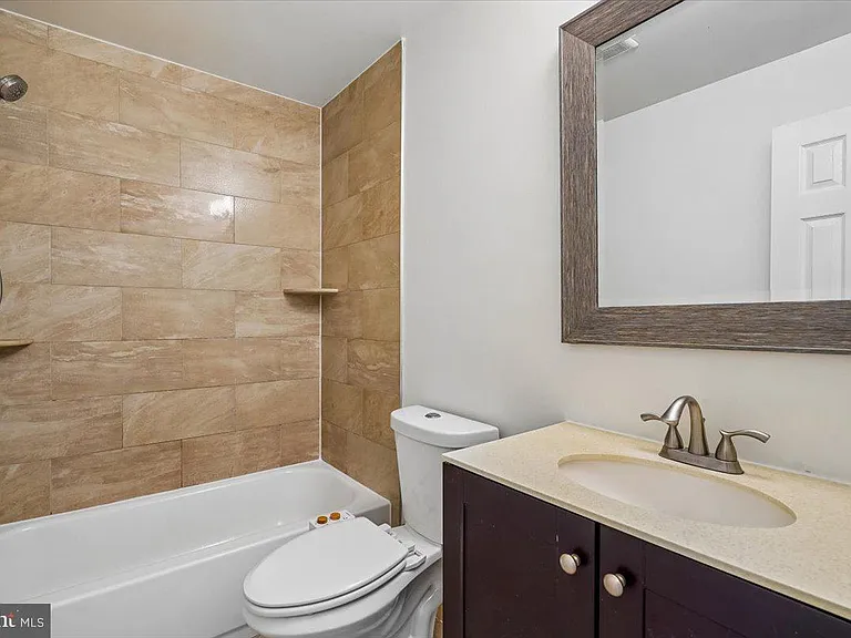 1339 C St NE — Photo 19