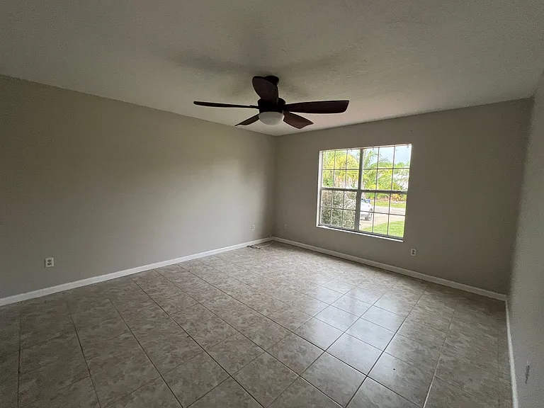 1018 Landsdowne Dr — Photo 11