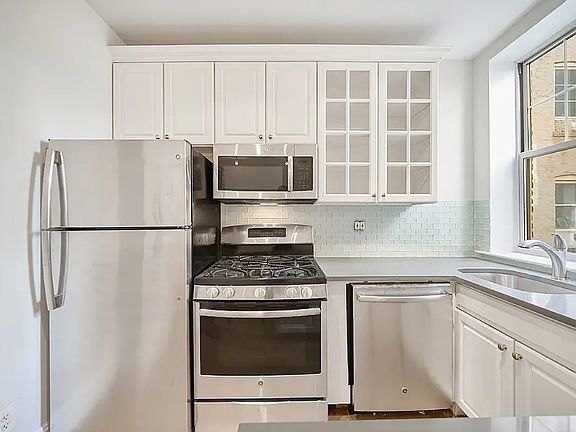 5th image of 207 W 10th St APT 5A