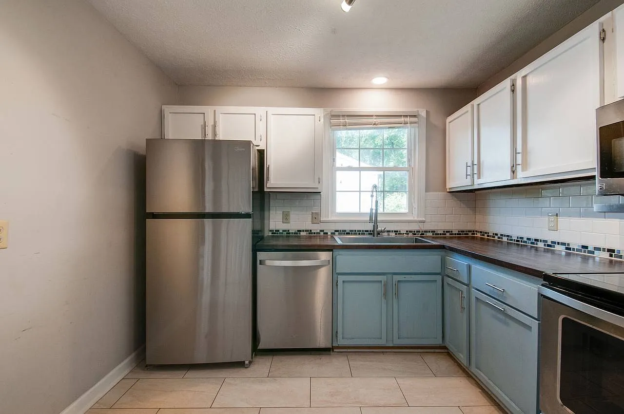 3 bed, 1.5 bath, 988 sqft, $1,800 — Photo 2