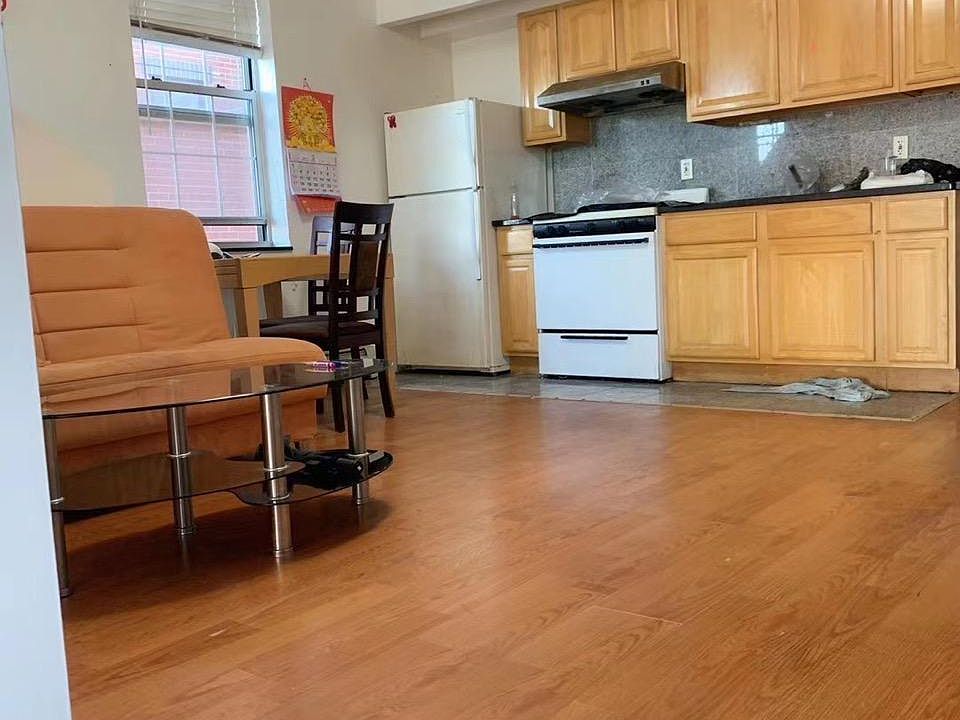 2nd image of 13215 Pople Ave