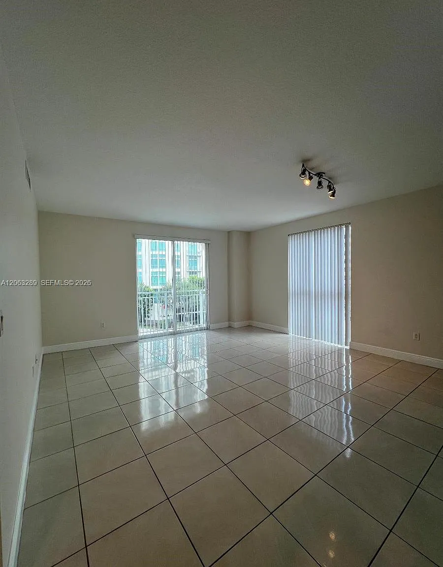 Downtown Dadeland Condo N — Photo 2