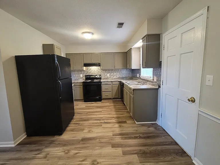 105 Plaza Oaks Rd #11 — Photo 2