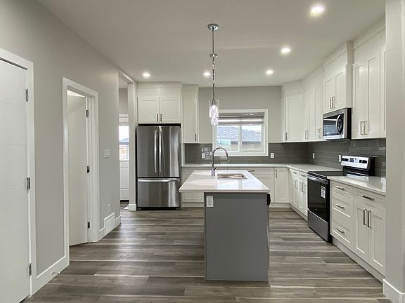 3rd image of 30 Meadowview Dr