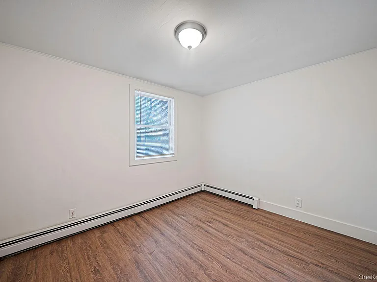 32 Dewey St — Photo 14