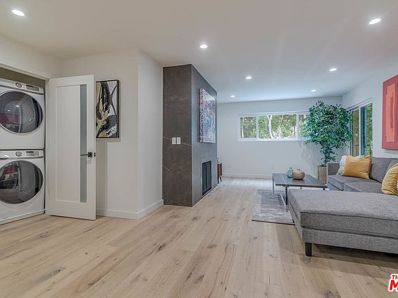 3rd image of 14804 Magnolia Blvd Unit 4