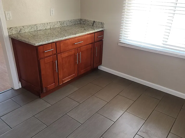 Spring Hill Court Apartments — Photo 11