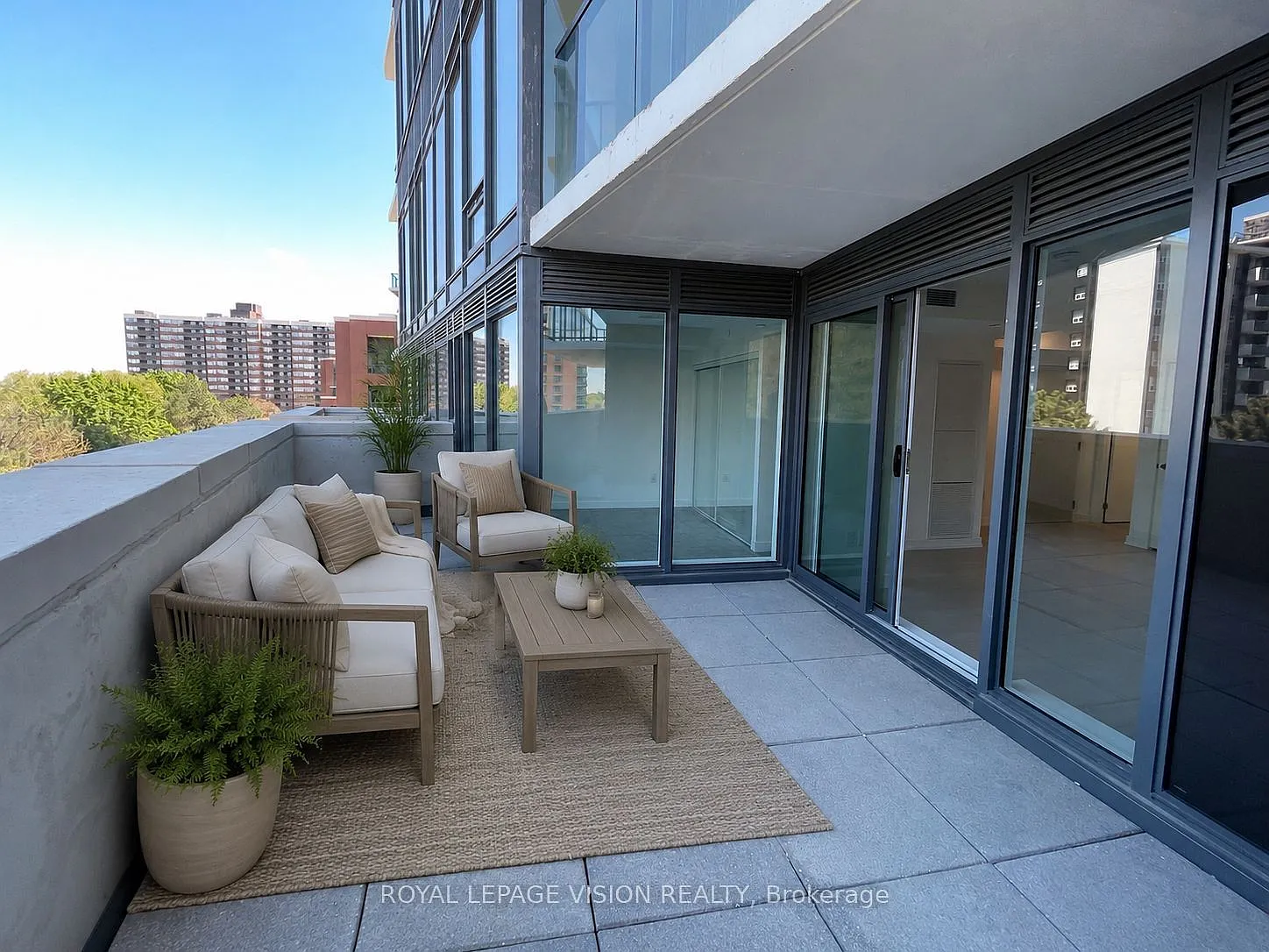 Notting Hill Condos — Photo 2