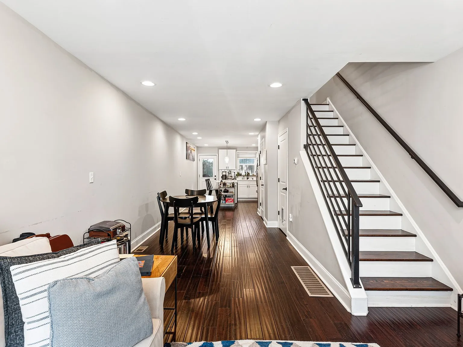 2 bed, 2.5 bath, 1324 sqft, $2,799 — Photo 3