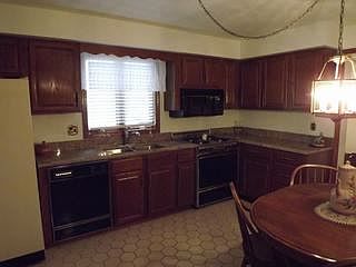 5th image of 534 Winsor St